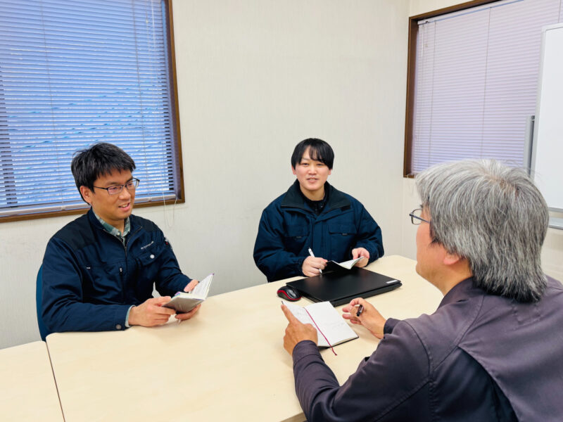 ミーティング中の社員