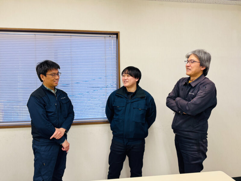 楽しそうに雑談する社員