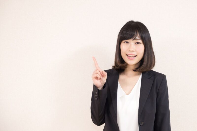 面接成功のポイントを伝える女性