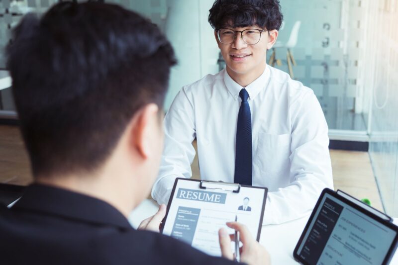 対面面接を受ける男性