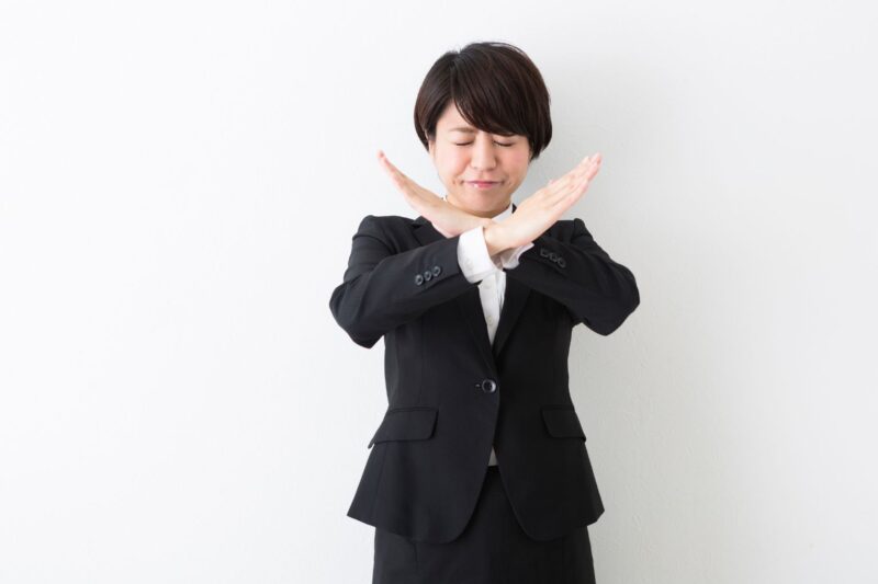 NGサインをしている女性